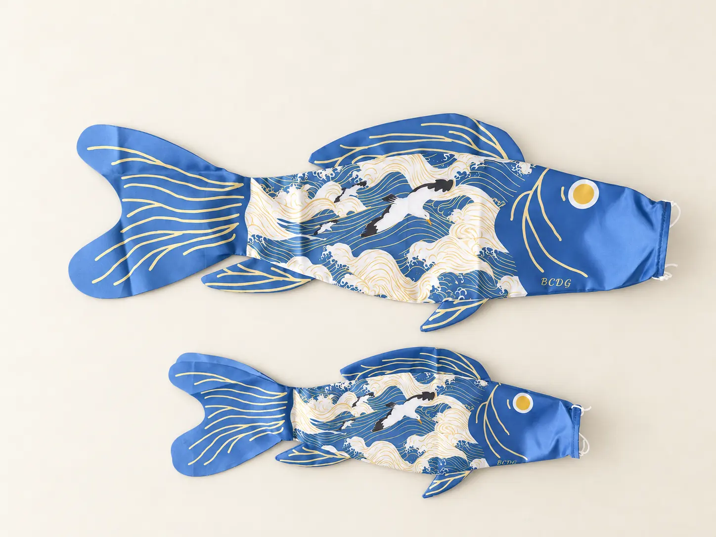 Vagues et Mouettes in 50 and 75 cm, laid flat on an ivory background